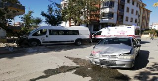 Karamanda Okul Servisi İle Otomobil Çarpıştı: 4 Yaralı