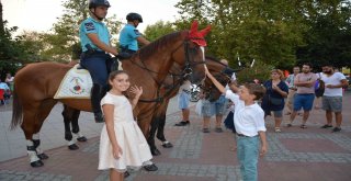 Atlı Jandarmalar Tatilcilerin İlgi Odağı