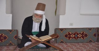 (Özel Haber) Dergahında Gelen Ziyaretçilere Şeyh Edebali Hazretleri Canlandırılıyor