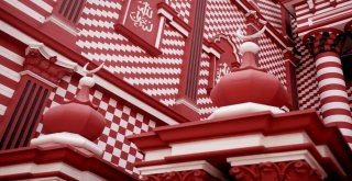 Hint Okyanusunun Ortasında Kırmızı Mescit