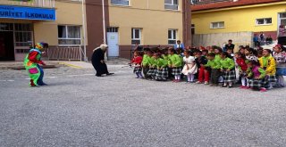 Palyaço Kılığına Giren Öğretmen Minik Öğrencilerle Oyun Oynadı