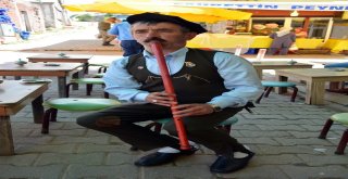 Müşterilerini Kaval Çalarak Karşılıyor, Yöresel Kıyafetiyle Çay Servisi Yapıyor