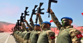 Manisada Yemin Eden Komandolar Zeybek Oynadı