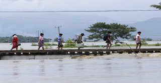 Myanmarda Köyler Sular Altında Kaldı: 50 Bin Kişi Tahliye Edildi