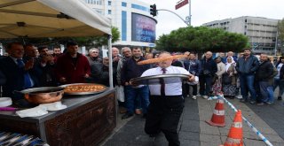 Kadıköyde Künefe İkramı Uzun Kuyruklar Oluşturdu