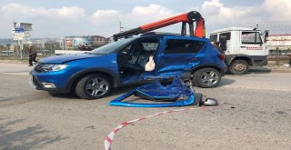2 Otomobil Çarpıştı: 1İ Ağır 4 Yaralı