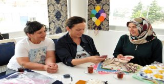 Kadınlar, Yaptıkları Ürünleri Kafede Sergiliyor