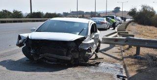 Bariyerlere Çarpan Araçta 2 Kişi Yaralandı