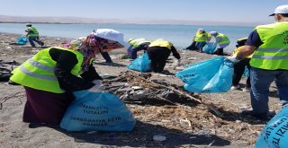 Van Gölü Sahilinde 40 Ton Çöp Toplandı