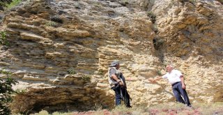 (Özel) Okuldan Mezun Olanlar, 100 Yıldır Mezuniyetlerini Bu Kayaya Yazıyor