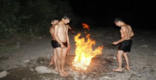 Çocukların Habur Çayında Tehlikeli Gece Eğlencesi