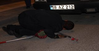 Otomobile Giren Yılana Biber Gazlı Müdahale