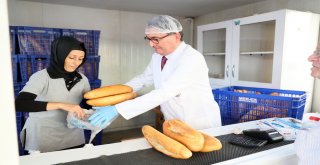 Empati Kurabilmek İçin Ekmek Satışı Yaptı