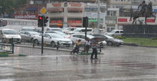 Bursada Kısa Süren Yağış Hayatı Olumsuz Etkiledi