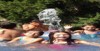 Köy Çocuklarının Traktör Havuzunda Seyyar Serinlik Keyfi