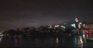 İstanbulda Şimşekler Geceyi Aydınlattı