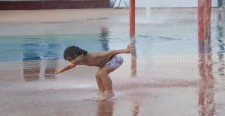 Çocuklar Hem Serinliyor Hem Eğleniyor