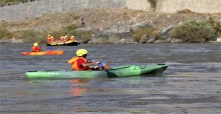 Tarihi İlçede, Vali İle Birlikte Araplar Rafting Yaptı