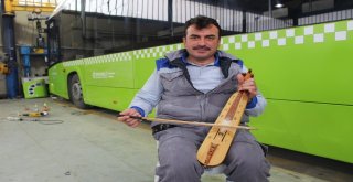 (Özel) Otobüsleri Temizlerken Kemençe Çalıp Şarkı Söylüyorlar