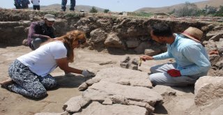 (Özel Haber) Bitlis Kalesinde Osmanlı Dönemine Ait Mezar Bulundu