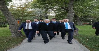 Tbmm Başkanı Yıldırım, Özbek Milletvekilleriyle Yürüyüş Yaptı