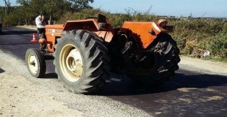 Uşakta Traktörden Düşen Kadın Hayatını Kaybetti