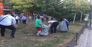 Öğrencilerden Çevre Temizliği