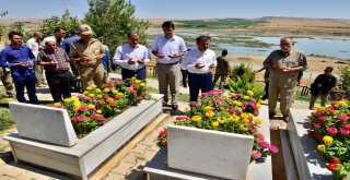 Vali Güzeloğlu, Tanışık Köyünde Vatandaşlarla Bayramlaştı