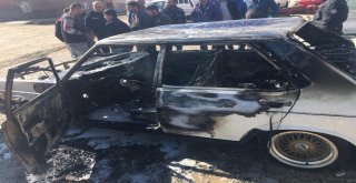 Park Halindeki Kullanılmayan Otomobil Yandı