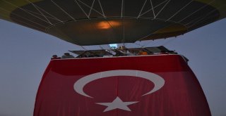 Kapadokyada Balonlar Türk Bayraklarıyla Havalandı