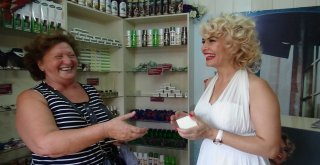 Mardinli Marilyn Manreo Eşek Sütü Sağdı