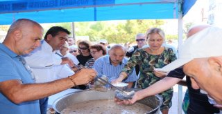 Kuşadası Belediyesinden Üç Noktada Aşure İkramı