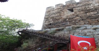 Kale Surlarından Beton Zemine Düşen Kişi Hayatını Kaybetti