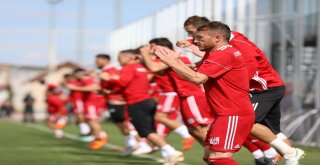 Kadın Futbolculardan Sivasspor Antrenmanına Ziyaret