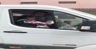 Hastane Önünde Araçta Doğum Yaptı