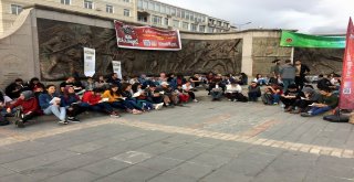 Cumhuriyet Meydanında Sessiz Kitap Okuma Etkinliği Yapıldı