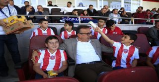Belediye Başkanı Seçen, Sevgi Evlerinde Kalan Çocuklarla Maç İzledi