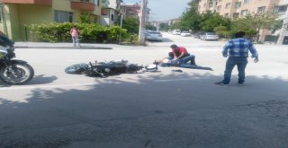 Otomobille Motosikletin Çarpışması Güvenlik Kameralarına Yansıdı