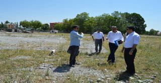 Kaymakam Sarı, Yeni Yapılacak Öğretmen Evi Arsasında İncelemelerde Bulundu