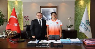 Başkan Kartoğlundan Türkiyenin En Hızlısına Ödül