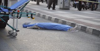 Kaldırımda Yürüyen Anne-Kıza Otomobil Çarptı; Anne Öldü, Kızı Ağır Yaralı