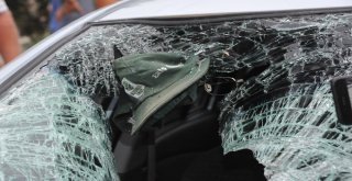 Gözlüğü Ve Şapkası Otomobilin Camına Yapıştı