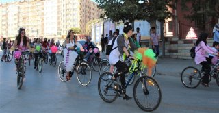 Süslü Kadınlar, Egzoz Kokusuna Karşı Pedal Çevirdi