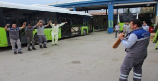 (Özel) Otobüsleri Temizlerken Kemençe Çalıp Şarkı Söylüyorlar