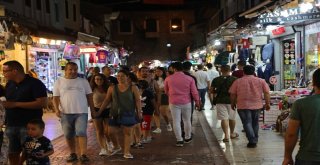 Kuşadasında Adım Atacak Yer Kalmadı