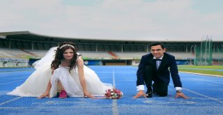 Düğün Fotoğraflarını Aşklarının Başladığı Atletizm Sahasında Koşarak Çektirdiler