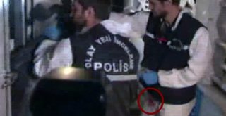 Konsolosluktan Çıkan Olay Yeri İnceleme Polisinin Üzerindeki Kırmızı Lekeler Dikkat Çekti