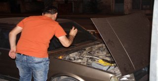 Otomobile Giren Yılana Biber Gazlı Müdahale