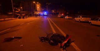 Otomobil İle Kafa Kafaya Çarpışan Motosiklet Sürücüsü 100 Metre Savruldu