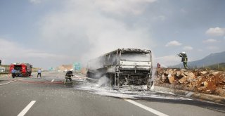 Otoyolda Otobüs Alev Alev Yandı